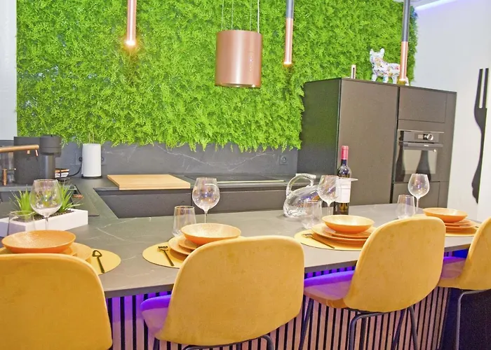 Luxury Garden Jacuzzi Promenade